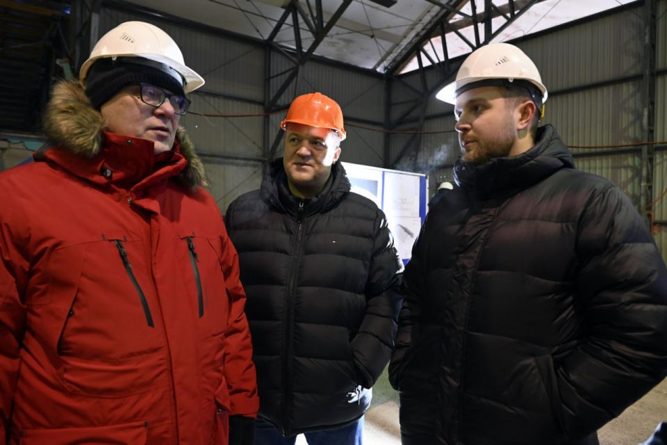 Глава Североморска проверил ход реконструкции ледовой арены ДЮСШ №3