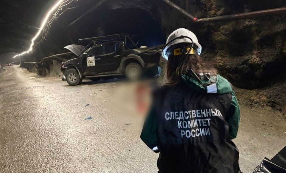 Неуправляемый автомобиль травмировал сотрудника производства в Кировске