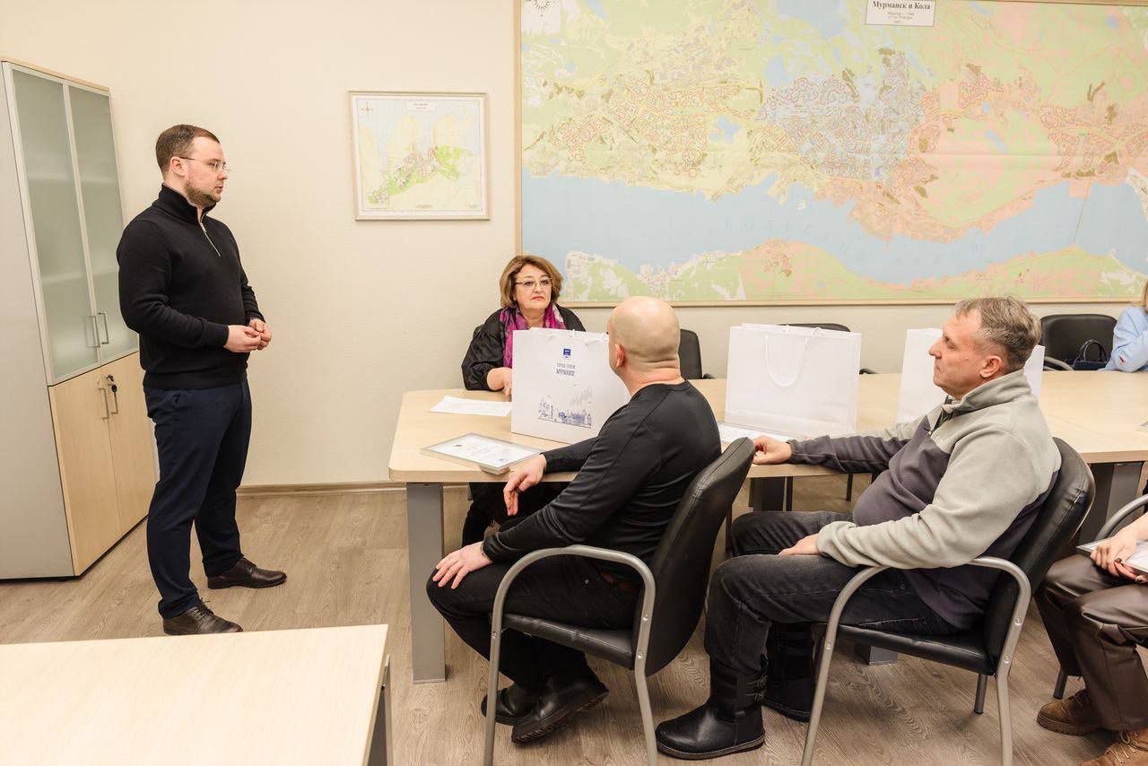 Сегодня глава города Мурманска Иван Лебедев поблагодарил мурманчан, которые своими руками создали праздничное настроение во дворах Сегодня глава города Мурманска Иван Лебедев поблагодарил мурманчан, которые своими руками создали праздничное настроение во дворах