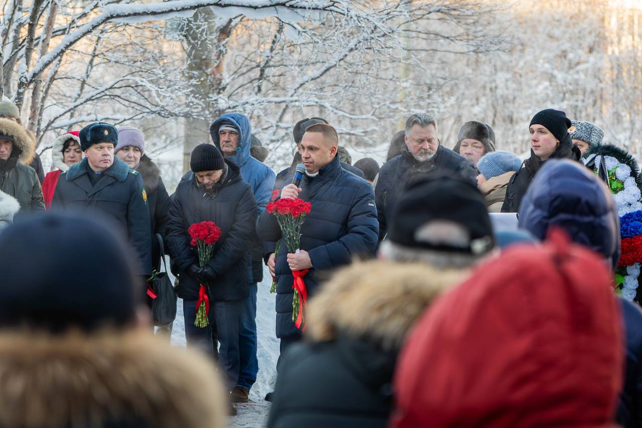 В Аллее памяти возле театра Северного флота прошел митинг, посвященный 37-летней годовщине вывода ограниченного контингента советских войск из республики Афганистан