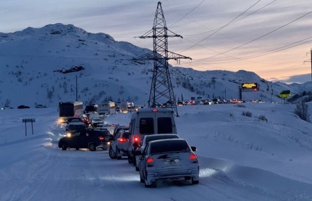 Метель и сломавшаяся техника заблокировали выезд из Териберки
