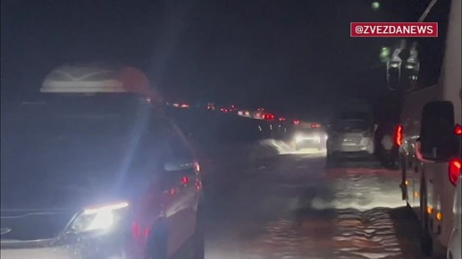 Сотни туристов вторые сутки стоят в пробке в Териберке Мурманской области