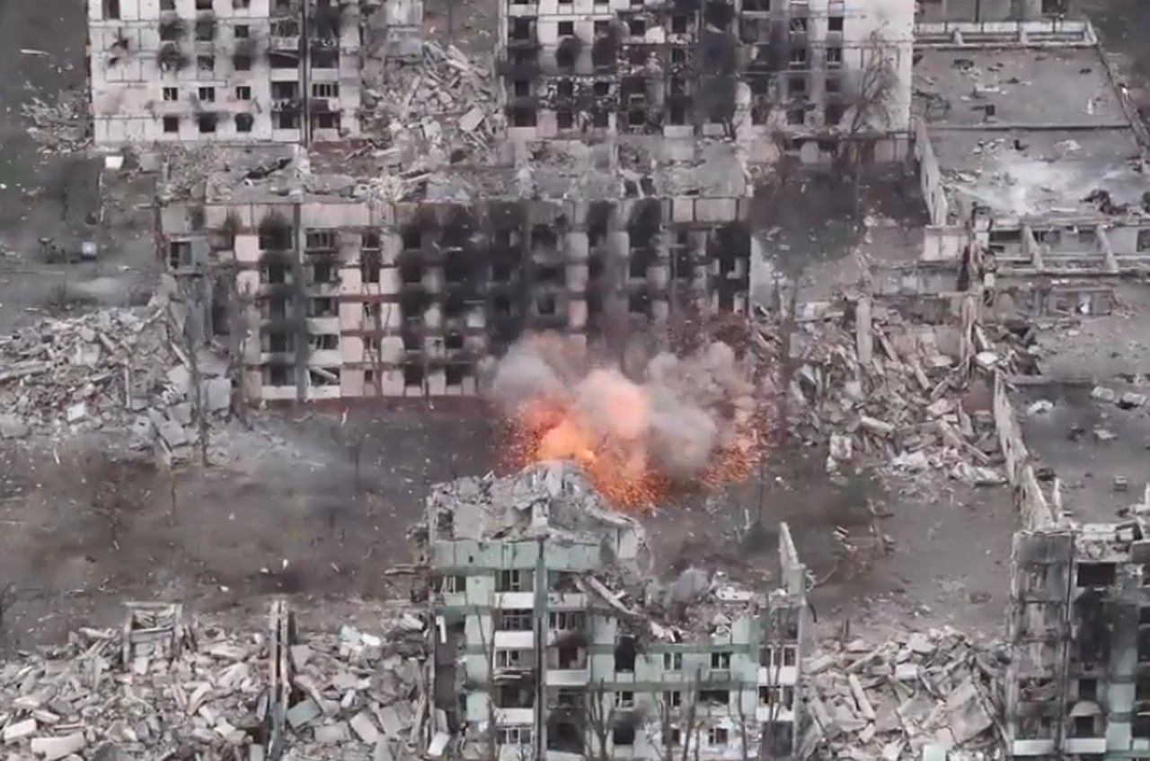 Двое отважных. Российские воины выполняют задачи СВО не числом, а умением На крышах многоэтажных домов и административных зданий Степногорска развеваются флаги России и Воздушно-десантных войск, поднятые штурмовиками 247-го... Двое отважных. Российские воины выполняют задачи СВО не числом, а умением На крышах многоэтажных домов и административных зданий Степногорска развеваются флаги России и Воздушно-десантных войск, поднятые штурмовиками 247-го...