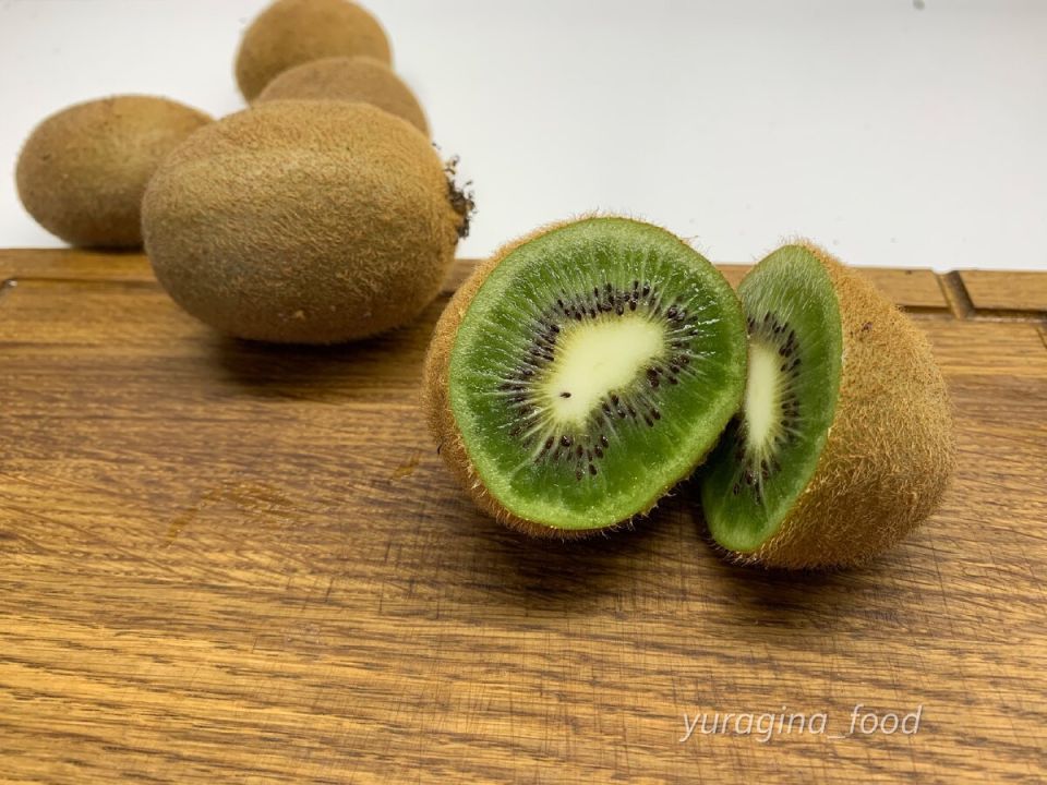 Сладкое здоровье: легкие конфеты из киви и кокоса