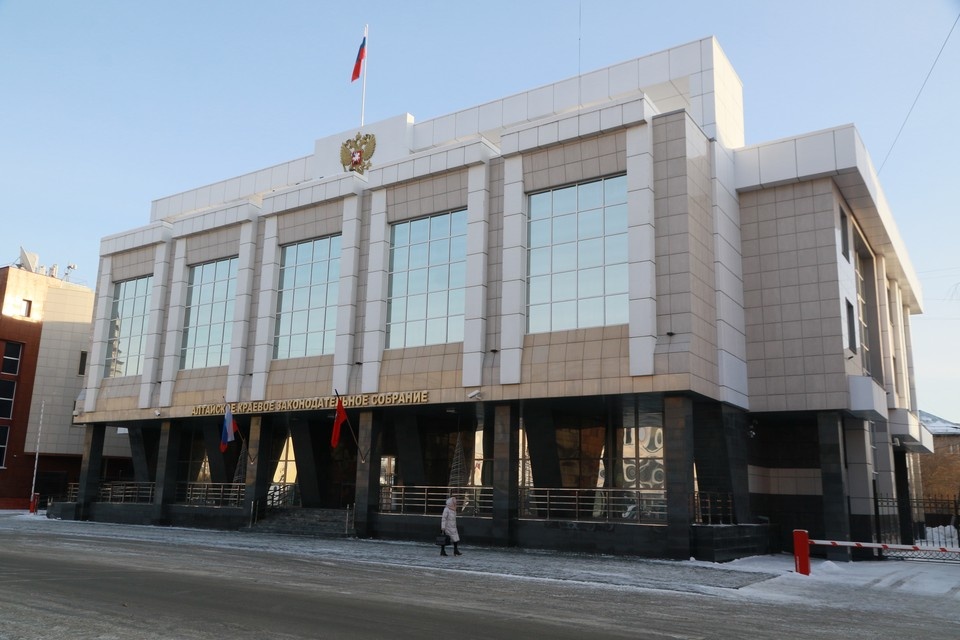 Депутаты АКЗС ограничат найм родственников в качестве помощников