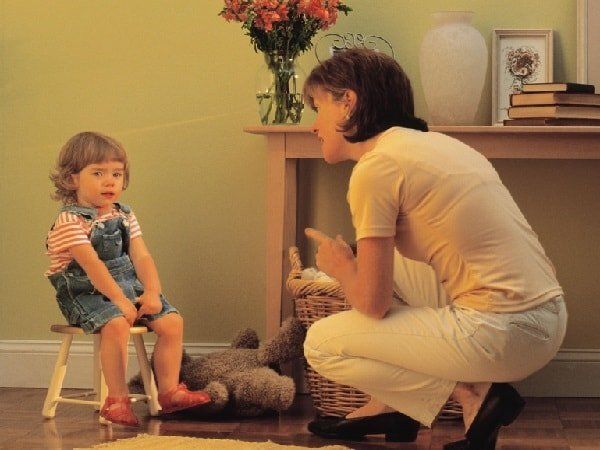 Как правильно реагировать на капризы маленького ребенка?