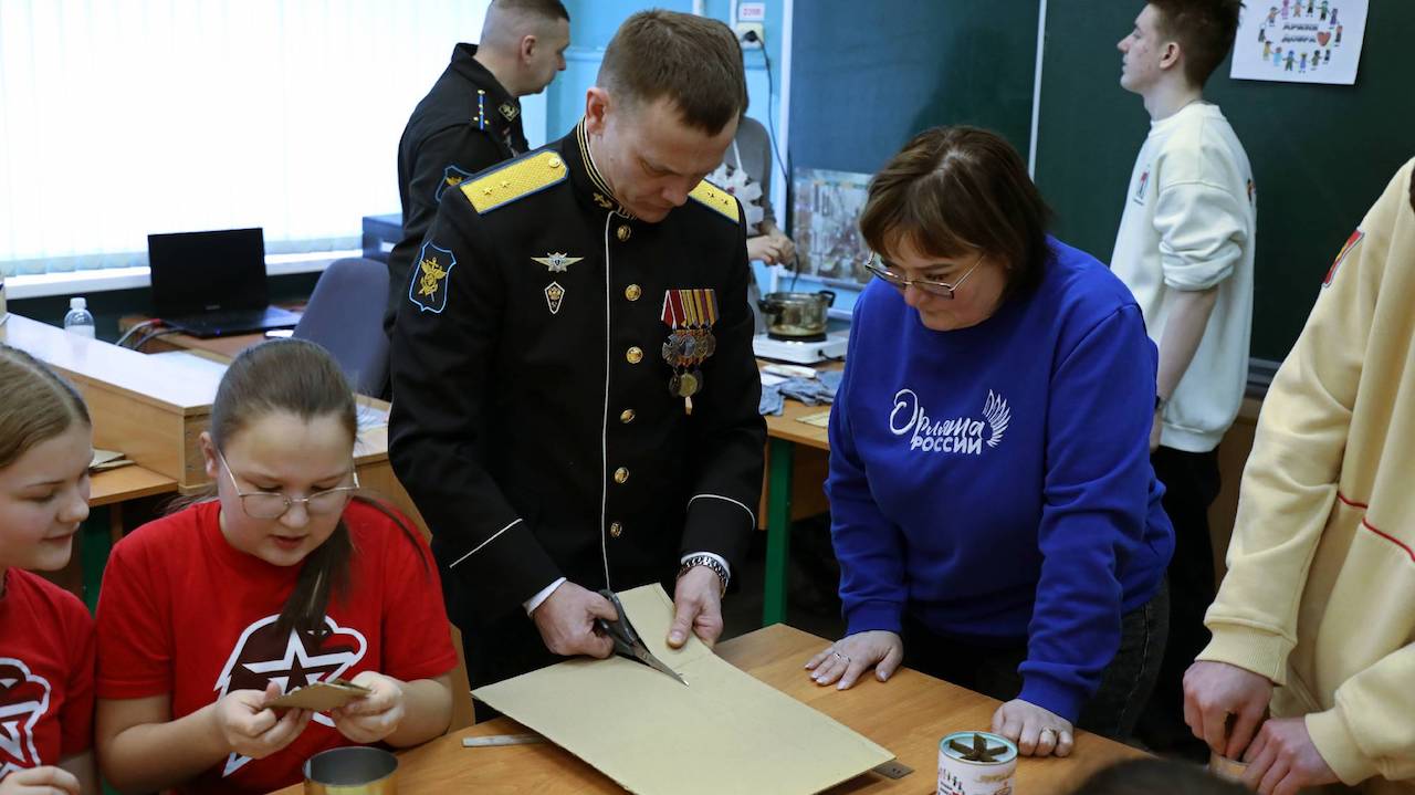 Военнослужащие Северного флота и школьники из Сафоново создали "Свечи добра" для участников СВО Военнослужащие Северного флота и школьники из Сафоново создали "Свечи добра" для участников СВО