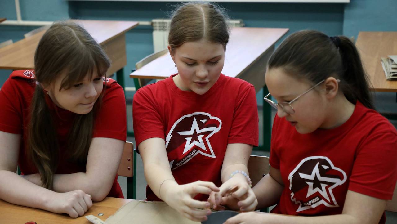 Военнослужащие Северного флота и школьники из Сафоново создали "Свечи добра" для участников СВО Военнослужащие Северного флота и школьники из Сафоново создали "Свечи добра" для участников СВО