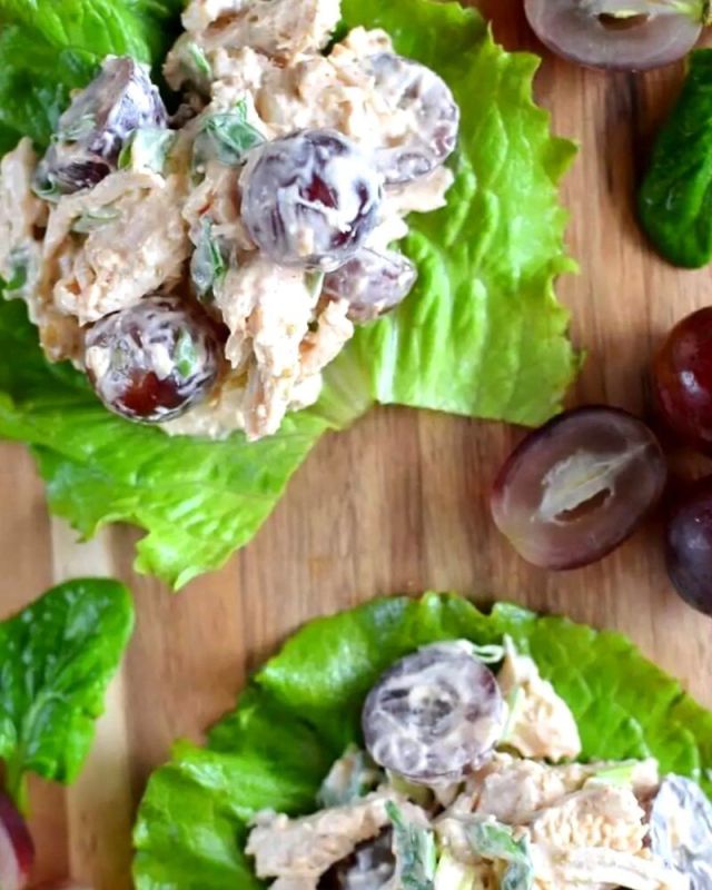 Сочная закуска из курицы с виноградом и орехами