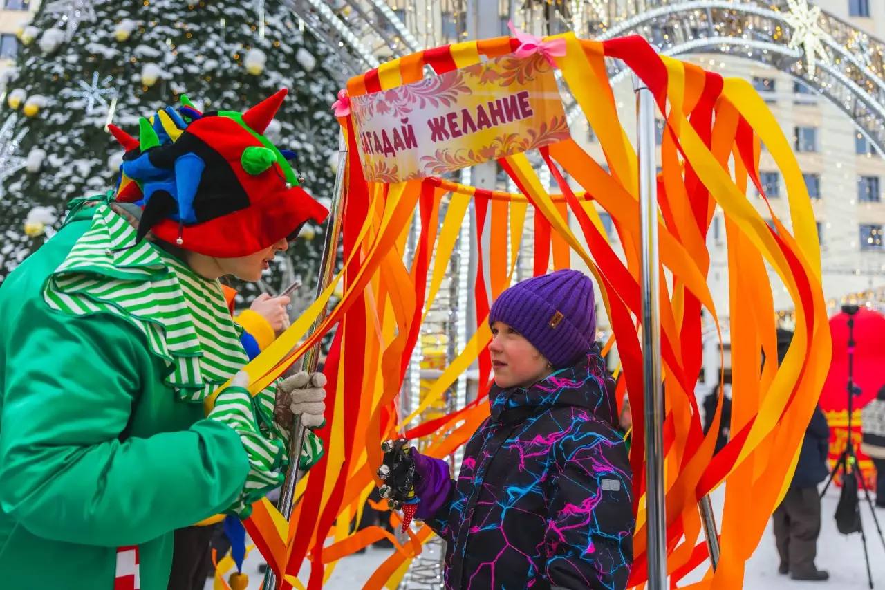Сегодня в центре города на площади у конгресс-отеля «Меридиан» прошло народное гулянье «Широкая Масленица!» Сегодня в центре города на площади у конгресс-отеля «Меридиан» прошло народное гулянье «Широкая Масленица!»