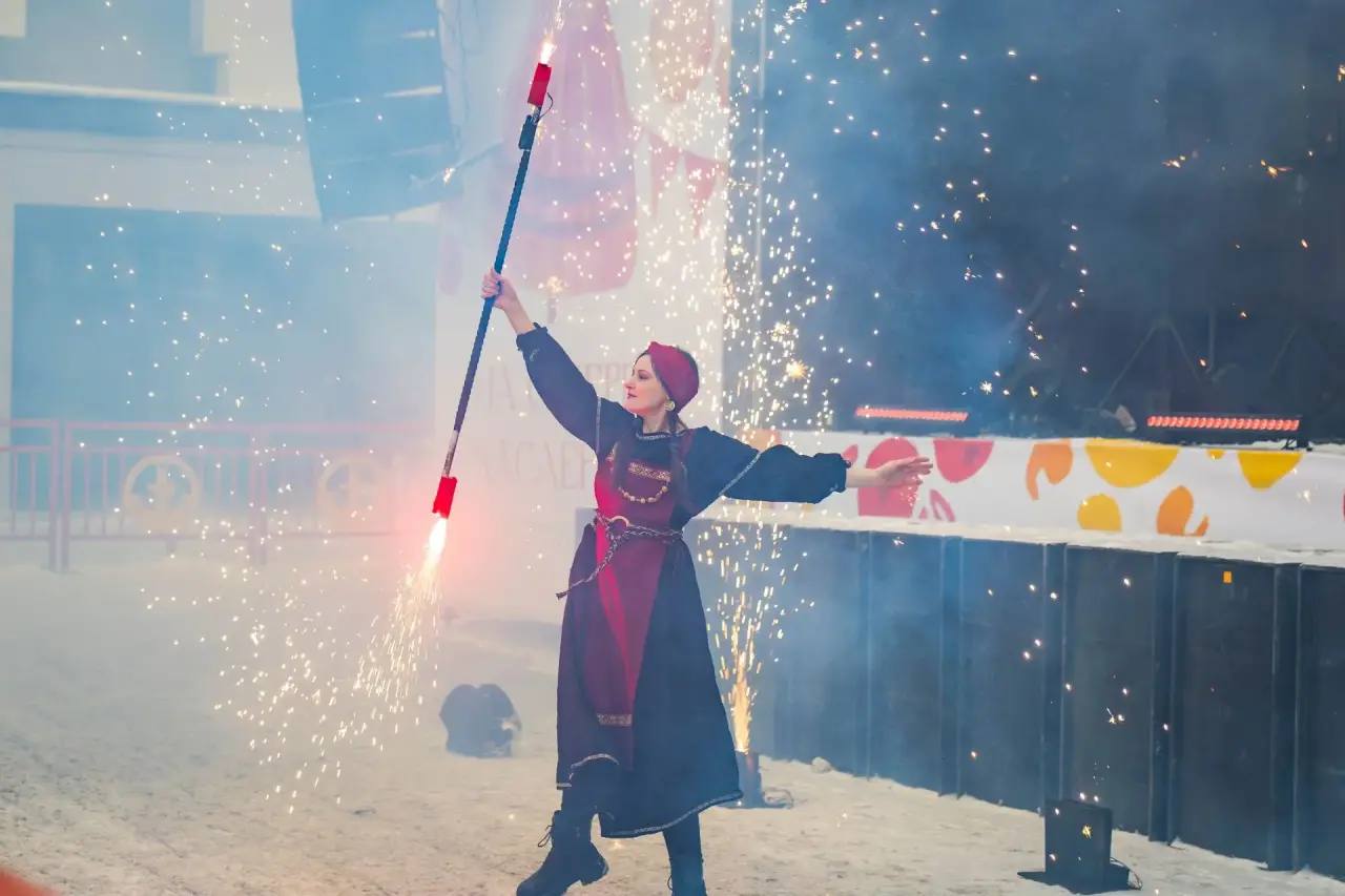 Сегодня в центре города на площади у конгресс-отеля «Меридиан» прошло народное гулянье «Широкая Масленица!»