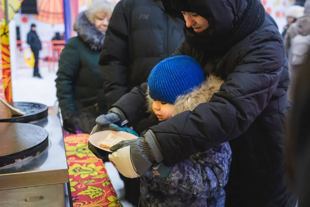 Сегодня в центре города на площади у конгресс-отеля «Меридиан» прошло народное гулянье «Широкая Масленица!» Сегодня в центре города на площади у конгресс-отеля «Меридиан» прошло народное гулянье «Широкая Масленица!»