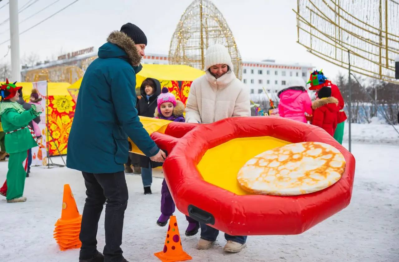 Сегодня в центре города на площади у конгресс-отеля «Меридиан» прошло народное гулянье «Широкая Масленица!» Сегодня в центре города на площади у конгресс-отеля «Меридиан» прошло народное гулянье «Широкая Масленица!»