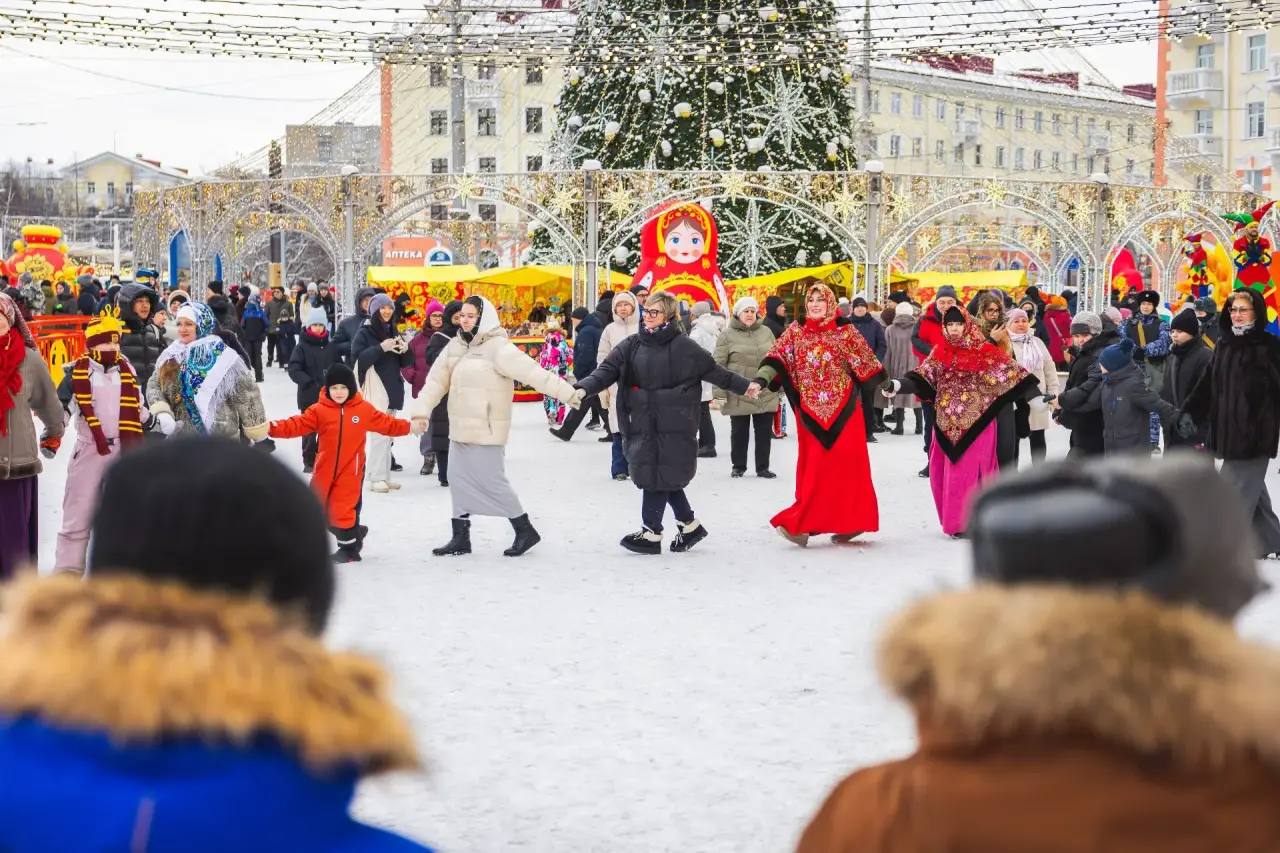 Сегодня в центре города на площади у конгресс-отеля «Меридиан» прошло народное гулянье «Широкая Масленица!» Сегодня в центре города на площади у конгресс-отеля «Меридиан» прошло народное гулянье «Широкая Масленица!»