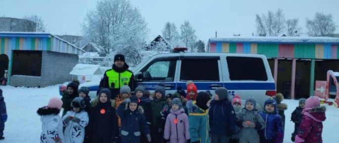 В преддверии Дня защитника Отечества сотрудники Госавтоинспекции города Оленегорска провели профилактическую встречу с воспитанниками детского сада