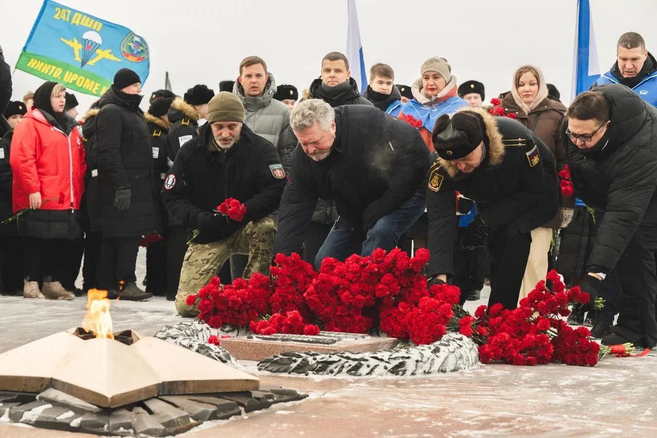 У мемориального комплекса Защитникам Советского Заполярья в годы Великой Отечественной войны в Мурманске состоялся торжественный митинг, посвящённый Дню защитника Отечества У мемориального комплекса Защитникам Советского Заполярья в годы Великой Отечественной войны в Мурманске состоялся торжественный митинг, посвящённый Дню защитника Отечества