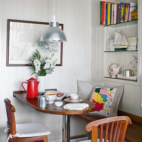 Как выбрать идеальный обеденный стол для маленькой кухни: полезные советы и фотографии