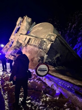 Бензовоз Volvo перевернулся в Кандалакшском округе, на 1119 километре трассы "Кола"