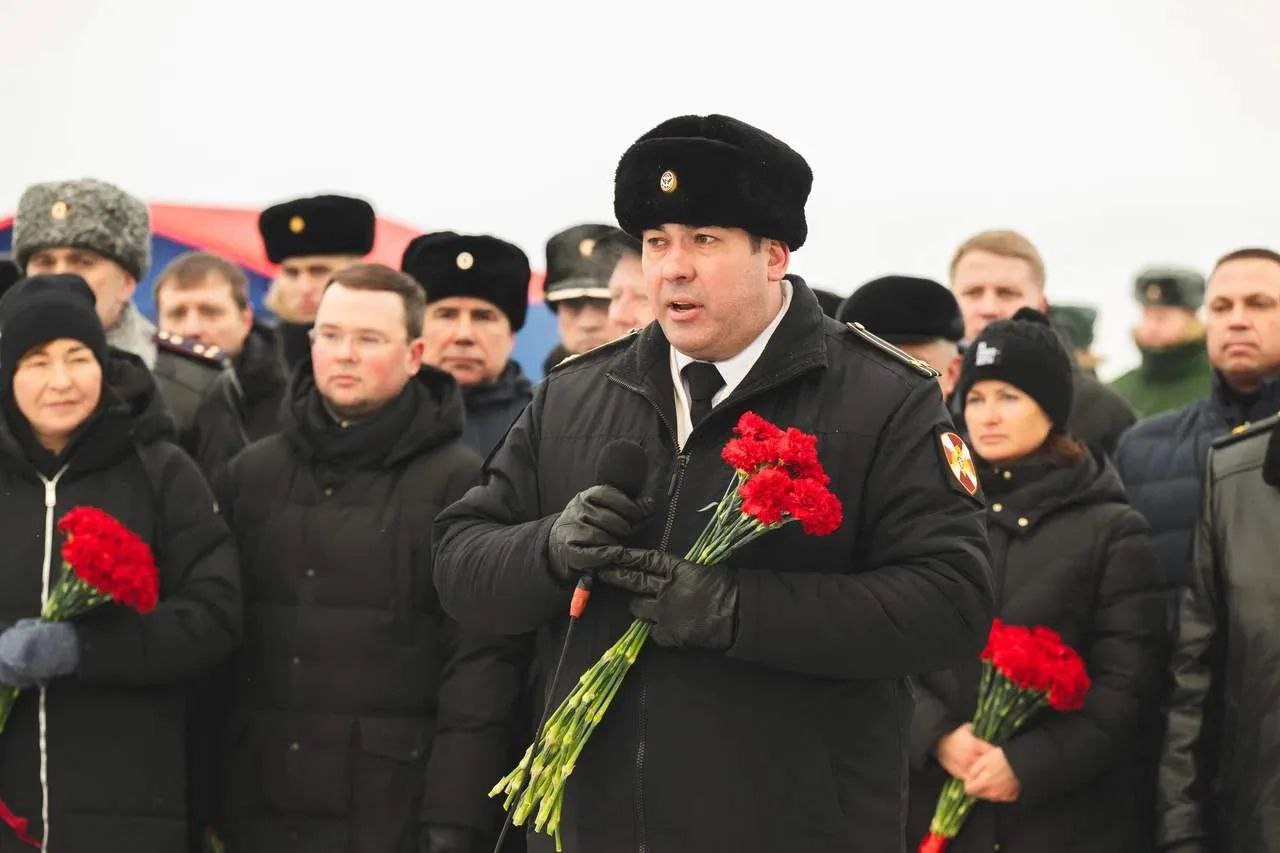 У мемориального комплекса Защитникам Советского Заполярья в годы Великой Отечественной войны в Мурманске состоялся торжественный митинг, посвящённый Дню защитника Отечества У мемориального комплекса Защитникам Советского Заполярья в годы Великой Отечественной войны в Мурманске состоялся торжественный митинг, посвящённый Дню защитника Отечества