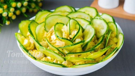Салат с розой из огурцов: как удивить гостей простым, но эффектным блюдом
