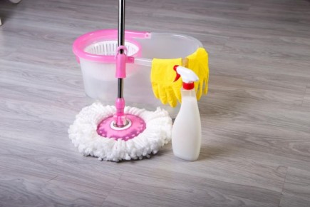 Как сделать уборку более приятной: 7 ароматных добавок для воды при мытье пола