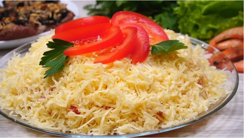 Необычные салаты для новогоднего стола: освежите праздник новыми вкусами