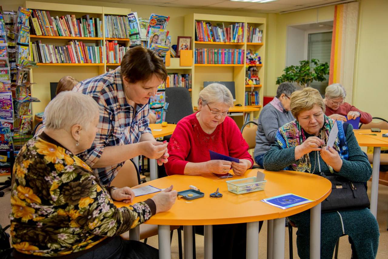 Волшебство ниткографии — старинного ремесла, известного также как изонить, — открыли для себя участники проекта «Северное долголетие» на творческом мастерклассе, прошедшем накануне в филиале № 2 детской библиотеки (ул Волшебство ниткографии — старинного ремесла, известного также как изонить, — открыли для себя участники проекта «Северное долголетие» на творческом мастерклассе, прошедшем накануне в филиале № 2 детской библиотеки (ул
