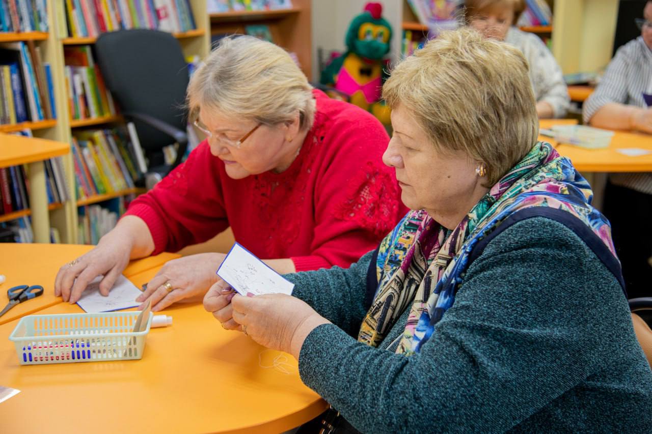 Волшебство ниткографии — старинного ремесла, известного также как изонить, — открыли для себя участники проекта «Северное долголетие» на творческом мастерклассе, прошедшем накануне в филиале № 2 детской библиотеки (ул