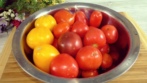 Как разнообразить маринованные помидоры с помощью яблок