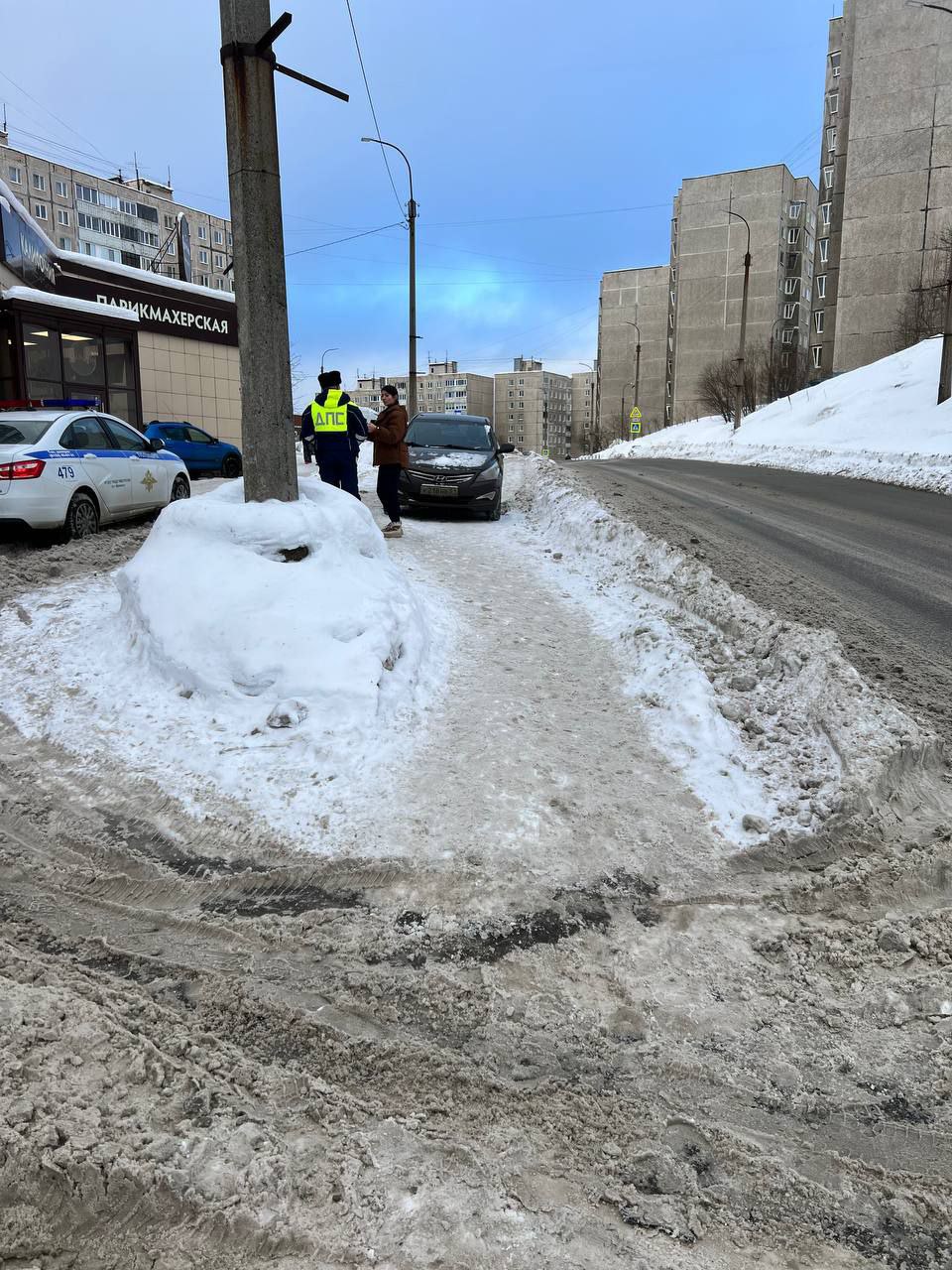 В информационно-телекоммуникационной сети "Интернет" в одной из социальных групп появился фотоматериал, в котором водитель автомобиля "Хентай" остановил транспортное средство с нарушением ПДД В информационно-телекоммуникационной сети "Интернет" в одной из социальных групп появился фотоматериал, в котором водитель автомобиля "Хентай" остановил транспортное средство с нарушением ПДД