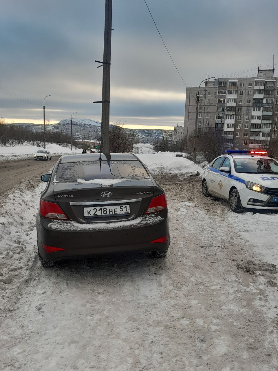 В информационно-телекоммуникационной сети "Интернет" в одной из социальных групп появился фотоматериал, в котором водитель автомобиля "Хентай" остановил транспортное средство с нарушением ПДД В информационно-телекоммуникационной сети "Интернет" в одной из социальных групп появился фотоматериал, в котором водитель автомобиля "Хентай" остановил транспортное средство с нарушением ПДД
