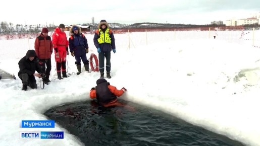 Найти точку опоры: МЧС учит школьников спасать себя из ледяной воды в Мурманске