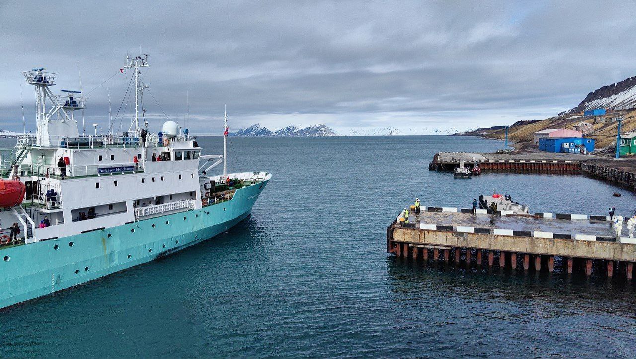 4 марта на Шпицберген из Мурманска отправится первый в этом году пассажирский рейс на судне «Профессор Молчанов»
