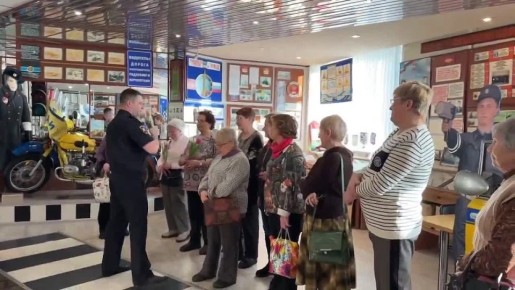 Мурманские сотрудники ГАИ поздравили женщин с 8 Марта