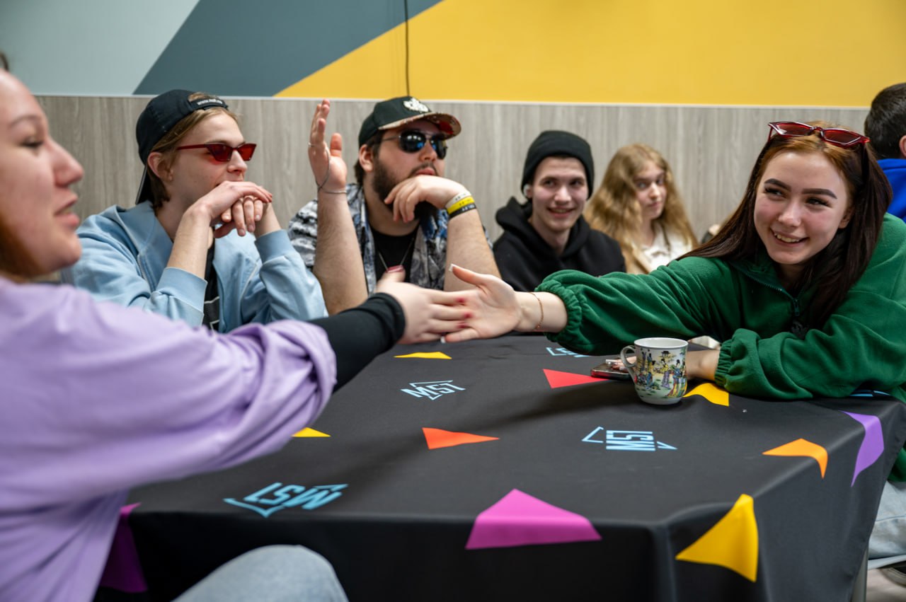 Интеллектуальный вызов, дружеская атмосфера и отличное настроение стали подарком для молодых мурманчан сразу к двум праздникам: сегодня на базе молодежных центров «Молодежь51» прошел квиз «23+8», приуроченный ко Дню...