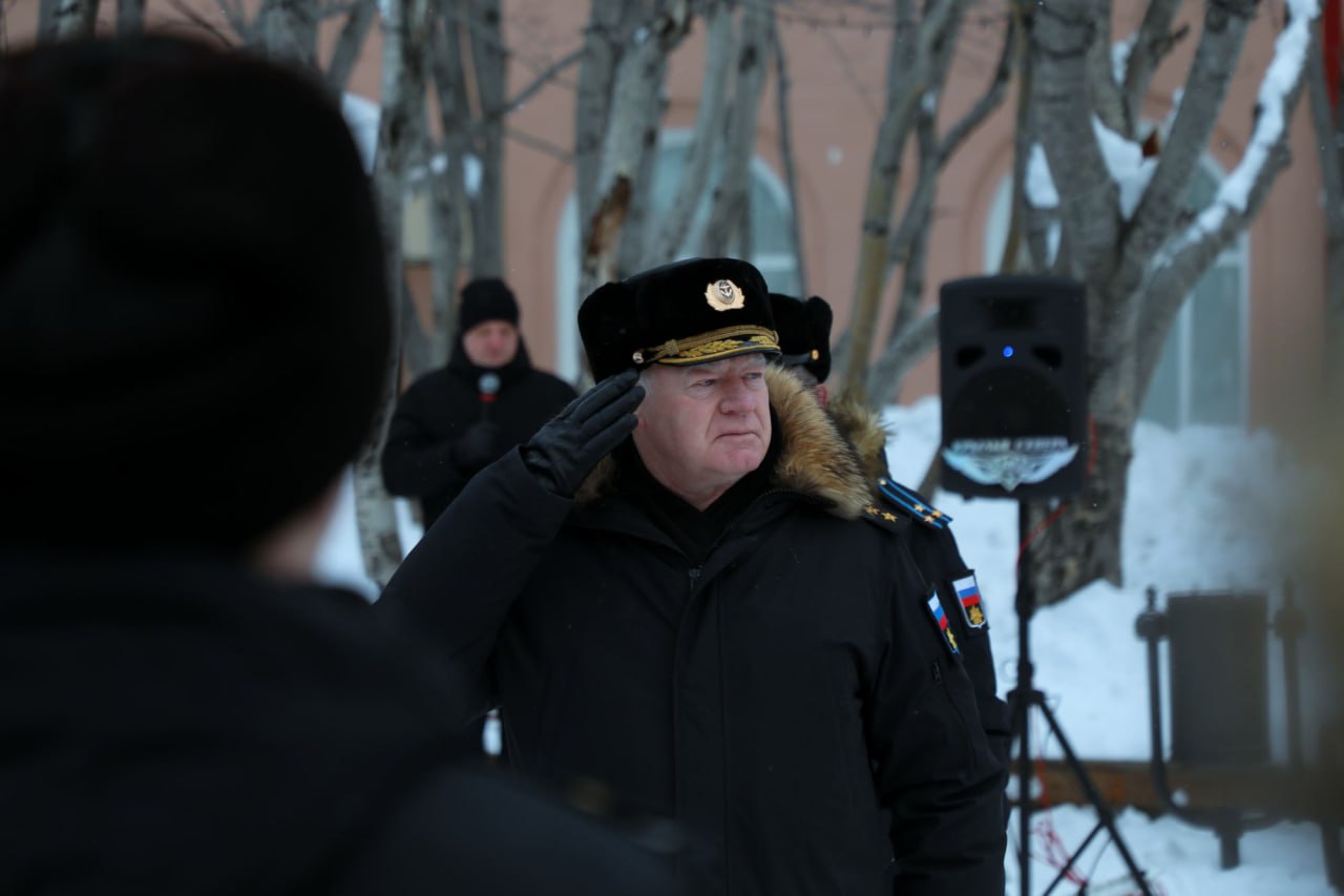 В Североморске у бюста на улице Бориса Сафонова прошел торжественный митинг в честь 72-й годовщины со дня рождения легендарного летчика, Героя России генерал-майора Тимура Апакидзе