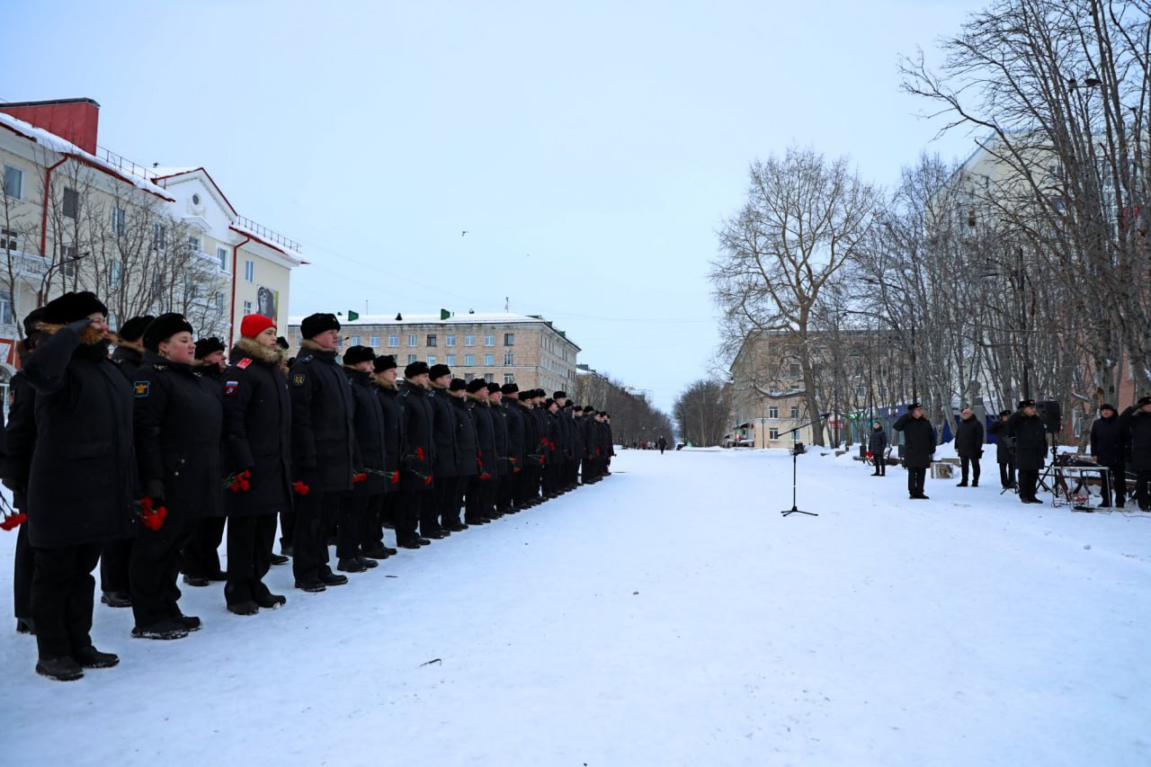 В Североморске у бюста на улице Бориса Сафонова прошел торжественный митинг в честь 72-й годовщины со дня рождения легендарного летчика, Героя России генерал-майора Тимура Апакидзе В Североморске у бюста на улице Бориса Сафонова прошел торжественный митинг в честь 72-й годовщины со дня рождения легендарного летчика, Героя России генерал-майора Тимура Апакидзе