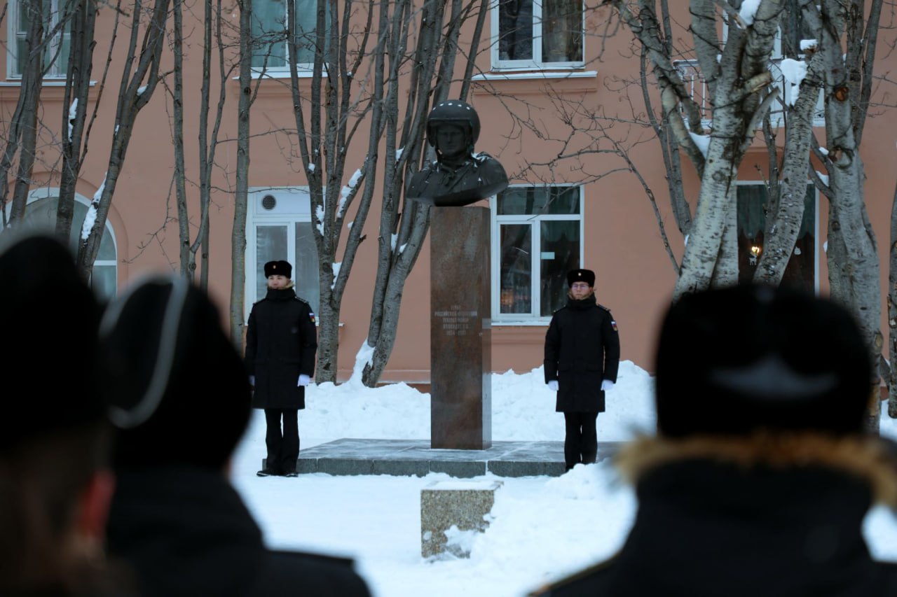В Североморске у бюста на улице Бориса Сафонова прошел торжественный митинг в честь 72-й годовщины со дня рождения легендарного летчика, Героя России генерал-майора Тимура Апакидзе В Североморске у бюста на улице Бориса Сафонова прошел торжественный митинг в честь 72-й годовщины со дня рождения легендарного летчика, Героя России генерал-майора Тимура Апакидзе