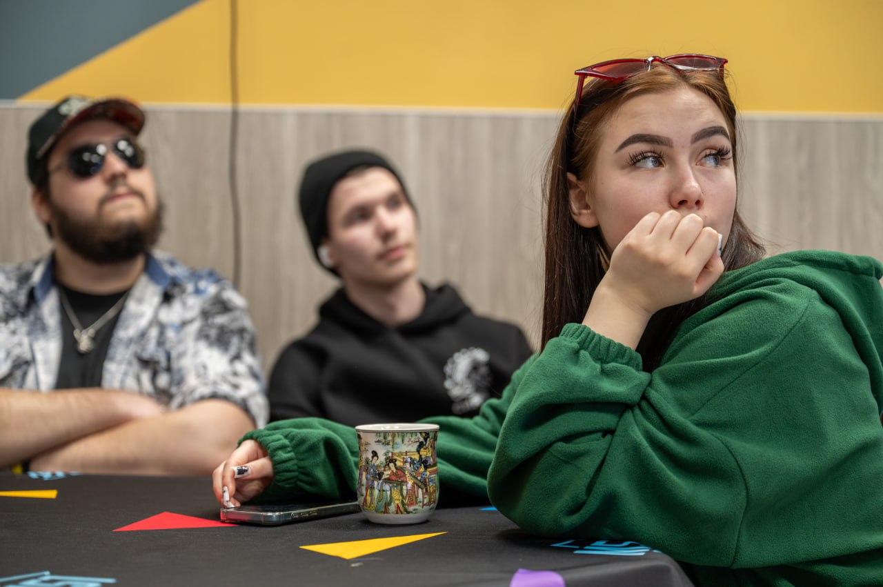 Интеллектуальный вызов, дружеская атмосфера и отличное настроение стали подарком для молодых мурманчан сразу к двум праздникам: сегодня на базе молодежных центров «Молодежь51» прошел квиз «23+8», приуроченный ко Дню... Интеллектуальный вызов, дружеская атмосфера и отличное настроение стали подарком для молодых мурманчан сразу к двум праздникам: сегодня на базе молодежных центров «Молодежь51» прошел квиз «23+8», приуроченный ко Дню...