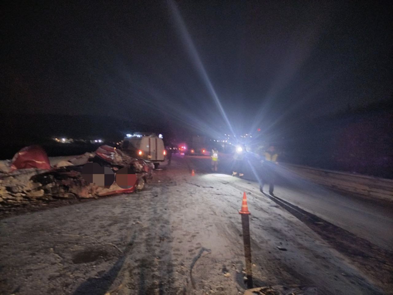 По предварительной информации: сегодня, около 21 часа в районе 1373 км автодороги Р-21 "Кола" (Кольский районе), водитель автомобиля "KIA" , двигаясь в сторону города Мурманска, допустил выезд на полосу дороги...