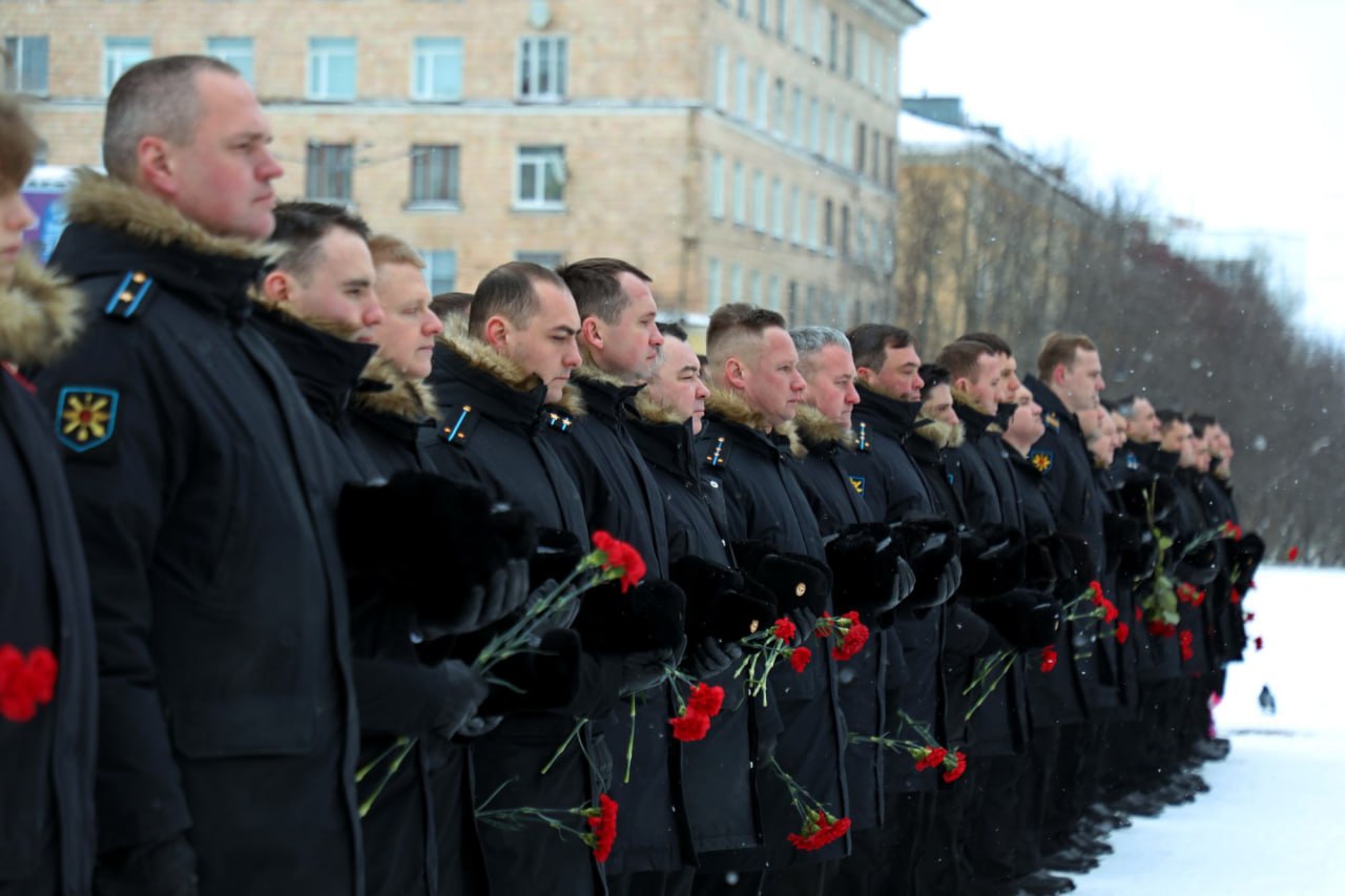 В Североморске у бюста на улице Бориса Сафонова прошел торжественный митинг в честь 72-й годовщины со дня рождения легендарного летчика, Героя России генерал-майора Тимура Апакидзе В Североморске у бюста на улице Бориса Сафонова прошел торжественный митинг в честь 72-й годовщины со дня рождения легендарного летчика, Героя России генерал-майора Тимура Апакидзе