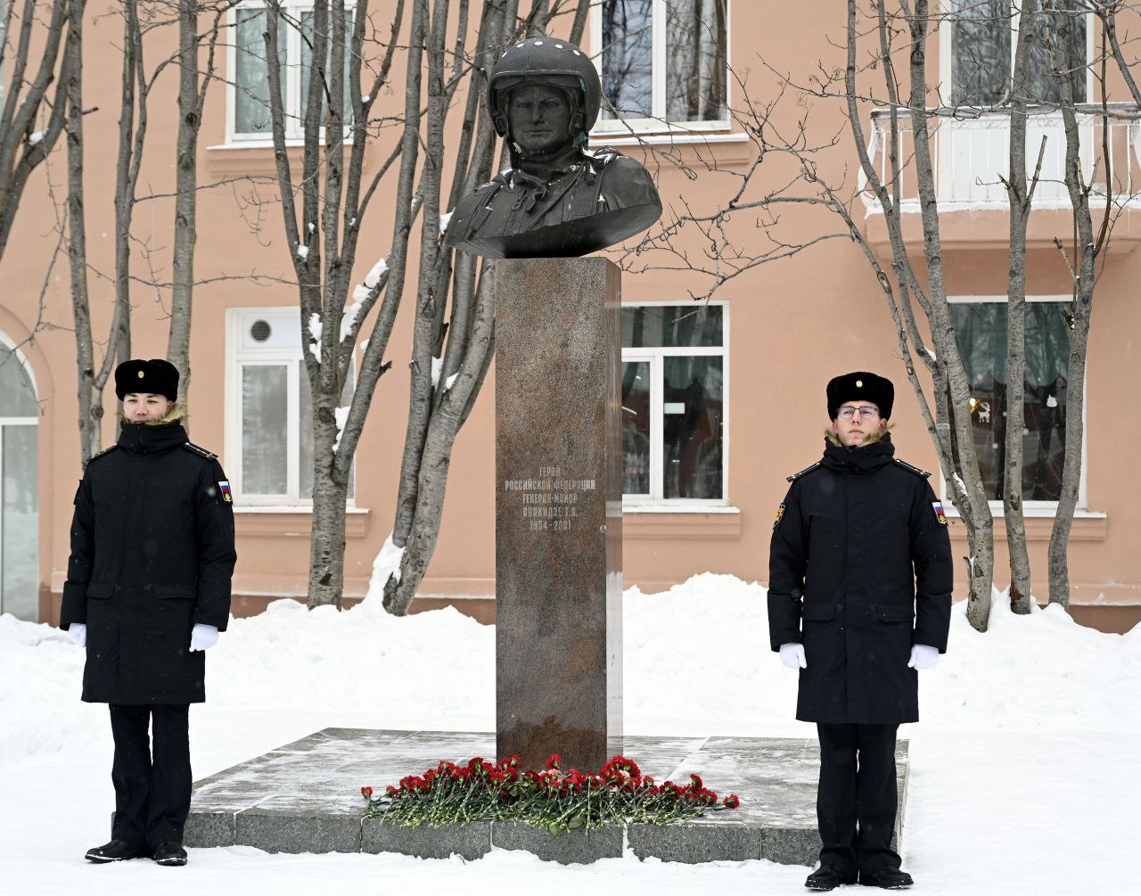 В Североморске почтили память Героя России генерал-майора Тимура Апакидзе В Североморске почтили память Героя России генерал-майора Тимура Апакидзе