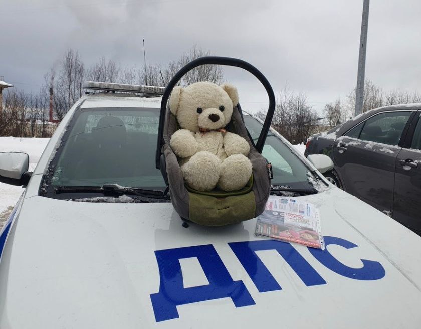 В Североморске сотрудники Госавтоинспекции провели профилактическую акцию «Безопасность детям» в стенах городской поликлиники