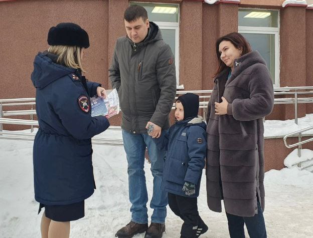 В Североморске сотрудники Госавтоинспекции провели профилактическую акцию «Безопасность детям» в стенах городской поликлиники В Североморске сотрудники Госавтоинспекции провели профилактическую акцию «Безопасность детям» в стенах городской поликлиники