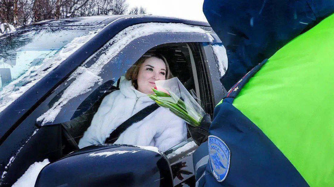 Сегодня сотрудники отделения Госавтоинспекции по ЗАТО Видяево приняли участие во Всероссийской акции "Цветы для автоледи" Сегодня сотрудники отделения Госавтоинспекции по ЗАТО Видяево приняли участие во Всероссийской акции "Цветы для автоледи"