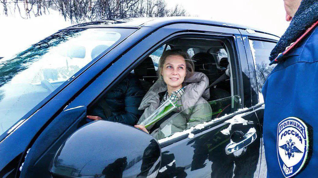 Сегодня сотрудники отделения Госавтоинспекции по ЗАТО Видяево приняли участие во Всероссийской акции "Цветы для автоледи" Сегодня сотрудники отделения Госавтоинспекции по ЗАТО Видяево приняли участие во Всероссийской акции "Цветы для автоледи"