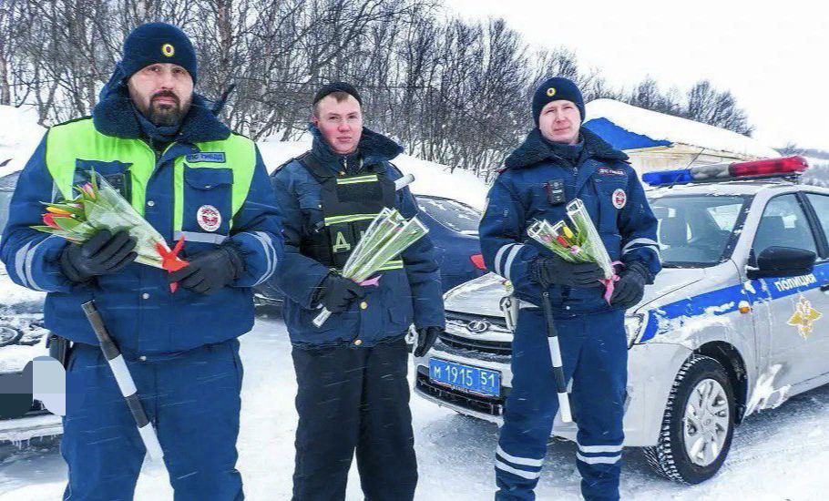 Сегодня сотрудники отделения Госавтоинспекции по ЗАТО Видяево приняли участие во Всероссийской акции "Цветы для автоледи"