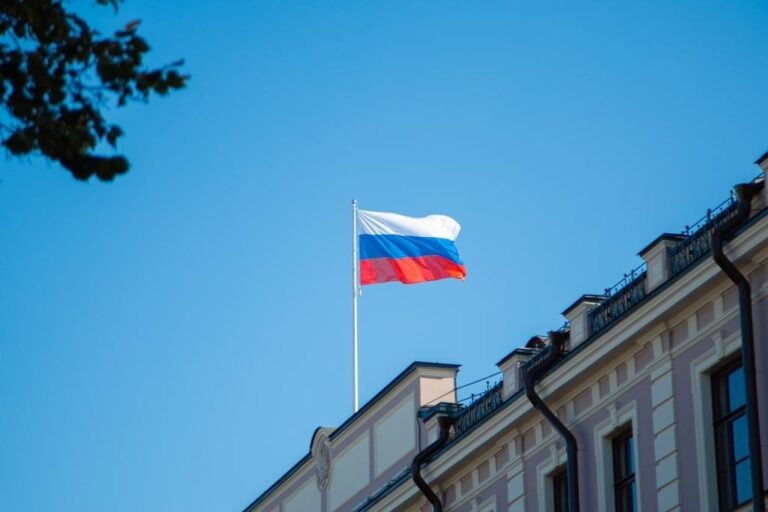 Около 8 тысяч россиян заблокированы за границей из-за закрытия воздушного пространства на Ближнем Востоке