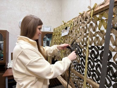 Мурманские волонтеры сплели новую маскировочную сеть для бойцов