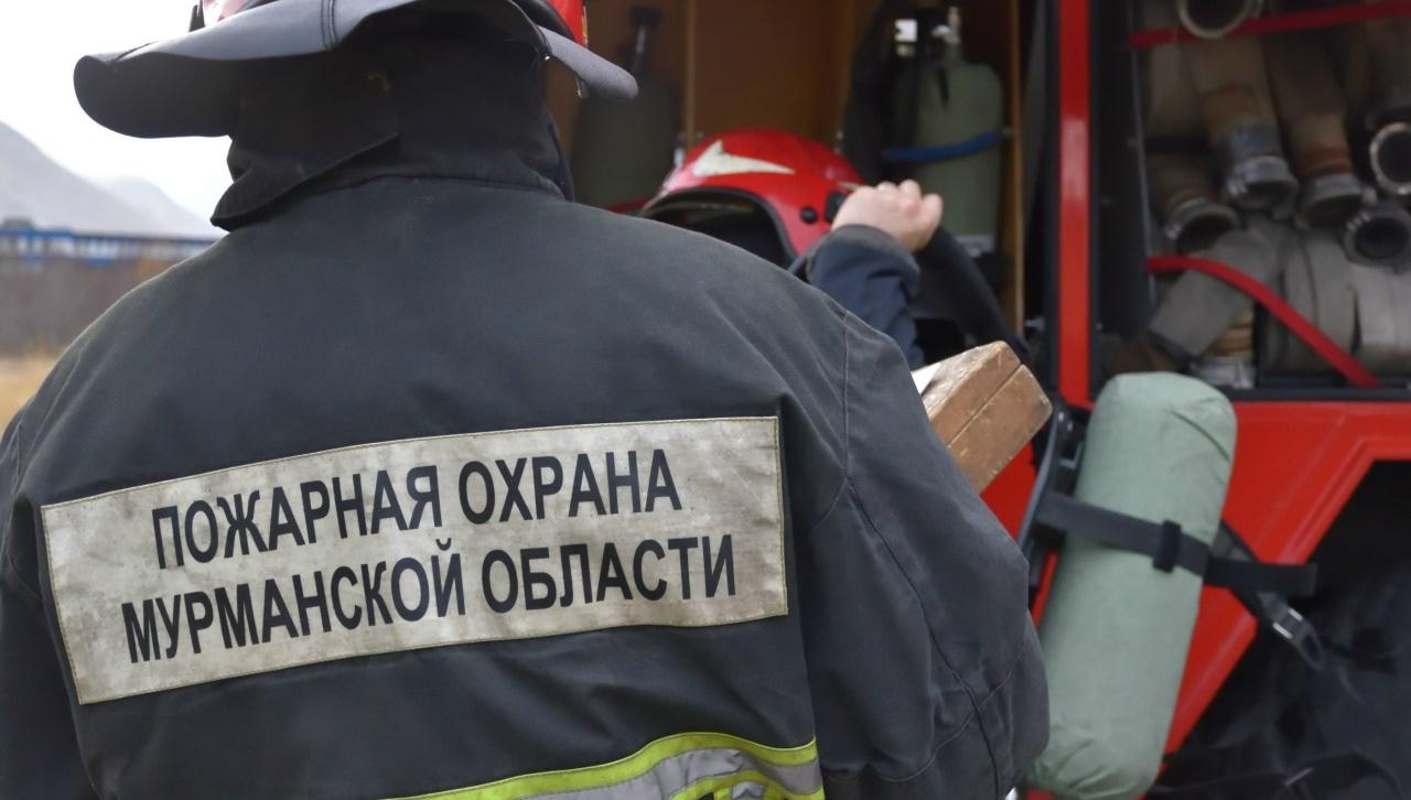 Автомобиль Mazda сгорел в районе заправки в Кольском округе